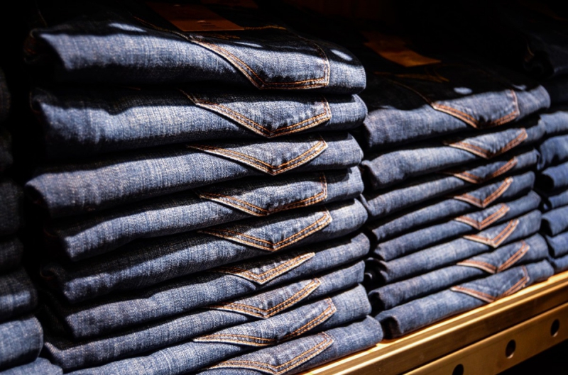 magasin-ST RAPHAEL-min_jeans_pants_blue_shop_shopping_shelf_exhibition_buy-940702